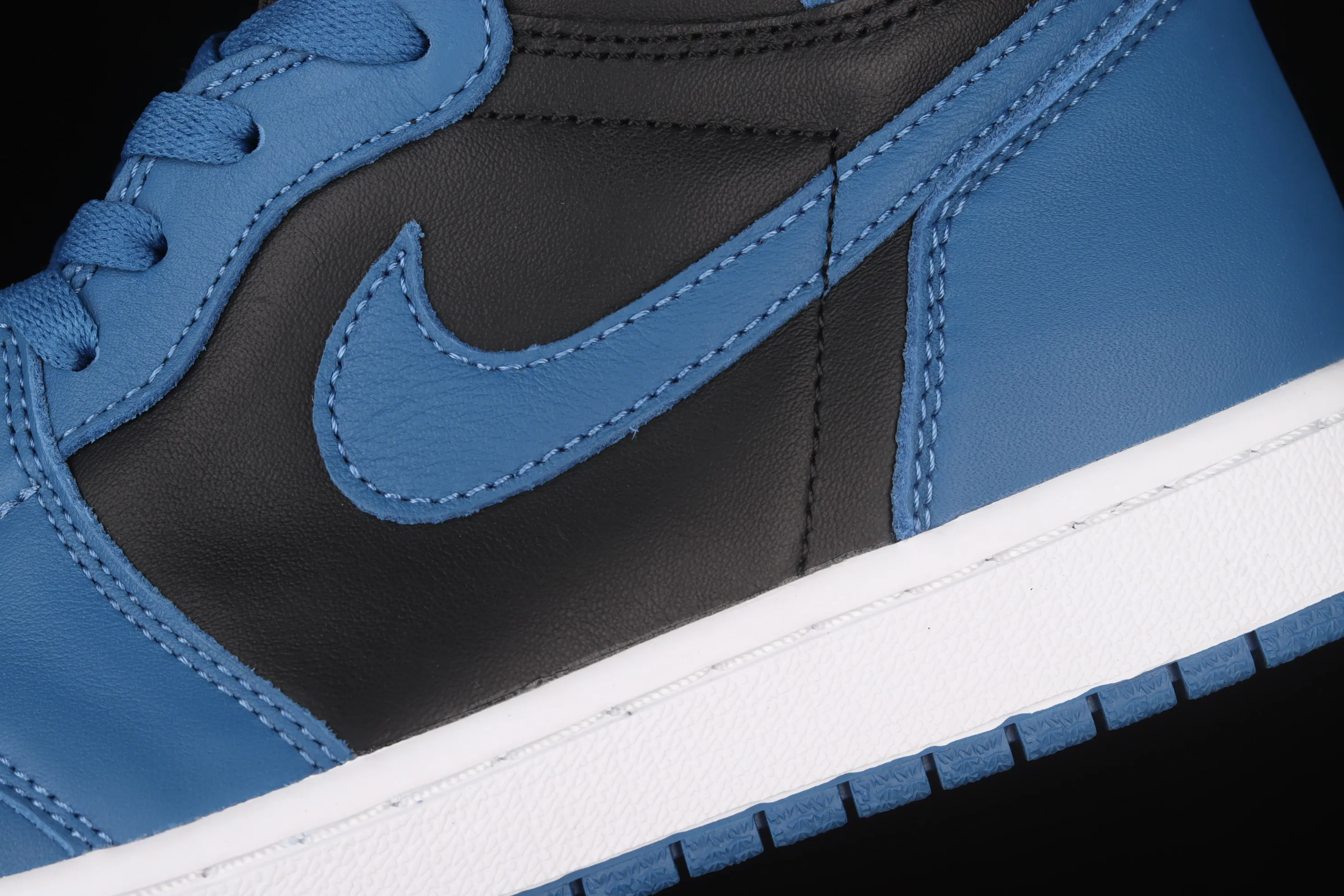 All categories Air Jordan Jordan series basketball shoes Air Jordan 1 High L version Air Jordan AJ1 High Retro AJ1 Joe 1 Royal Blue 2.0 high-top basketball shoes 555088-404